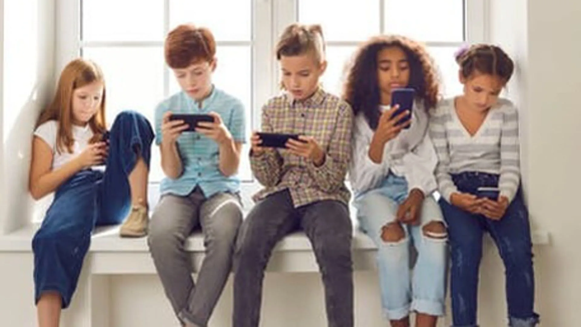 Schlechtes psychisches Wohlbefinden bei Kindern, die zu jung ein Smartphone bekommen