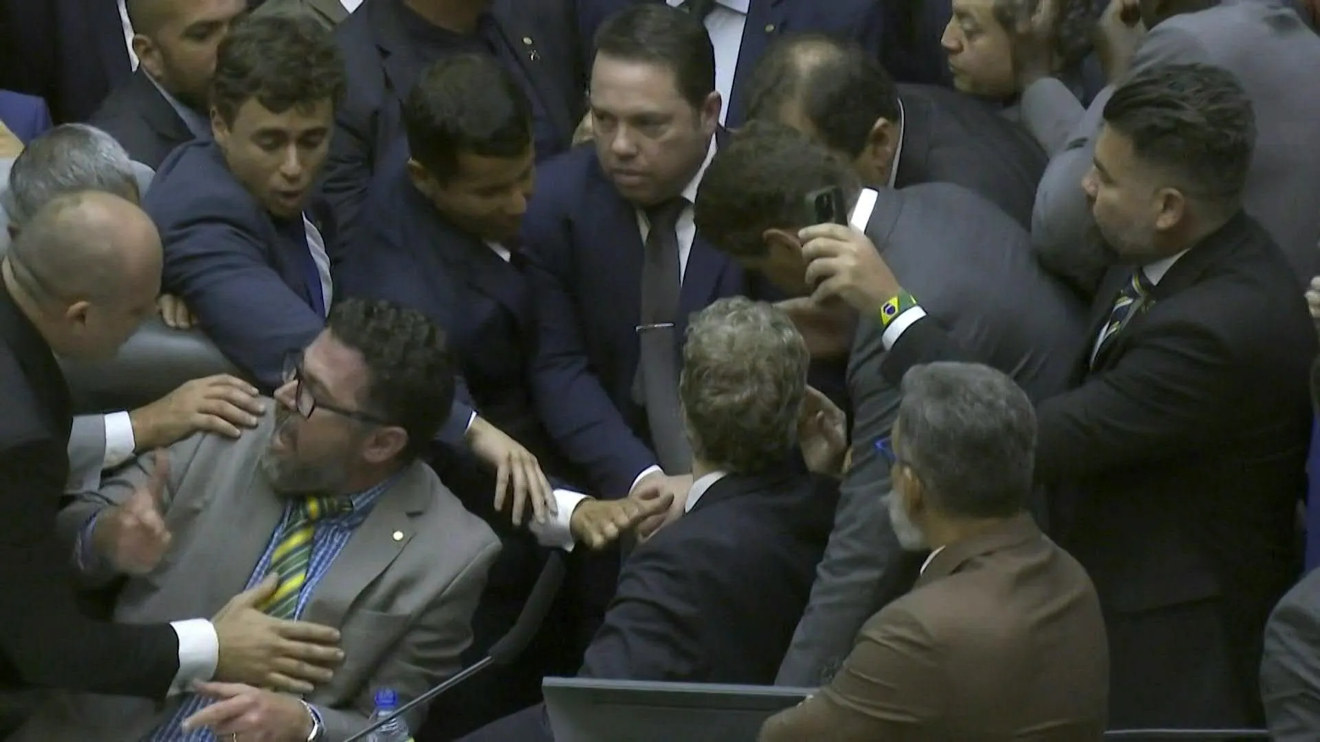 I parlamentari dell'opposizione cercano di bloccare la sessione del Congresso per protestare contro l'ordine di arresto domiciliare per l'ex presidente brasiliano Jair Bolsonaro