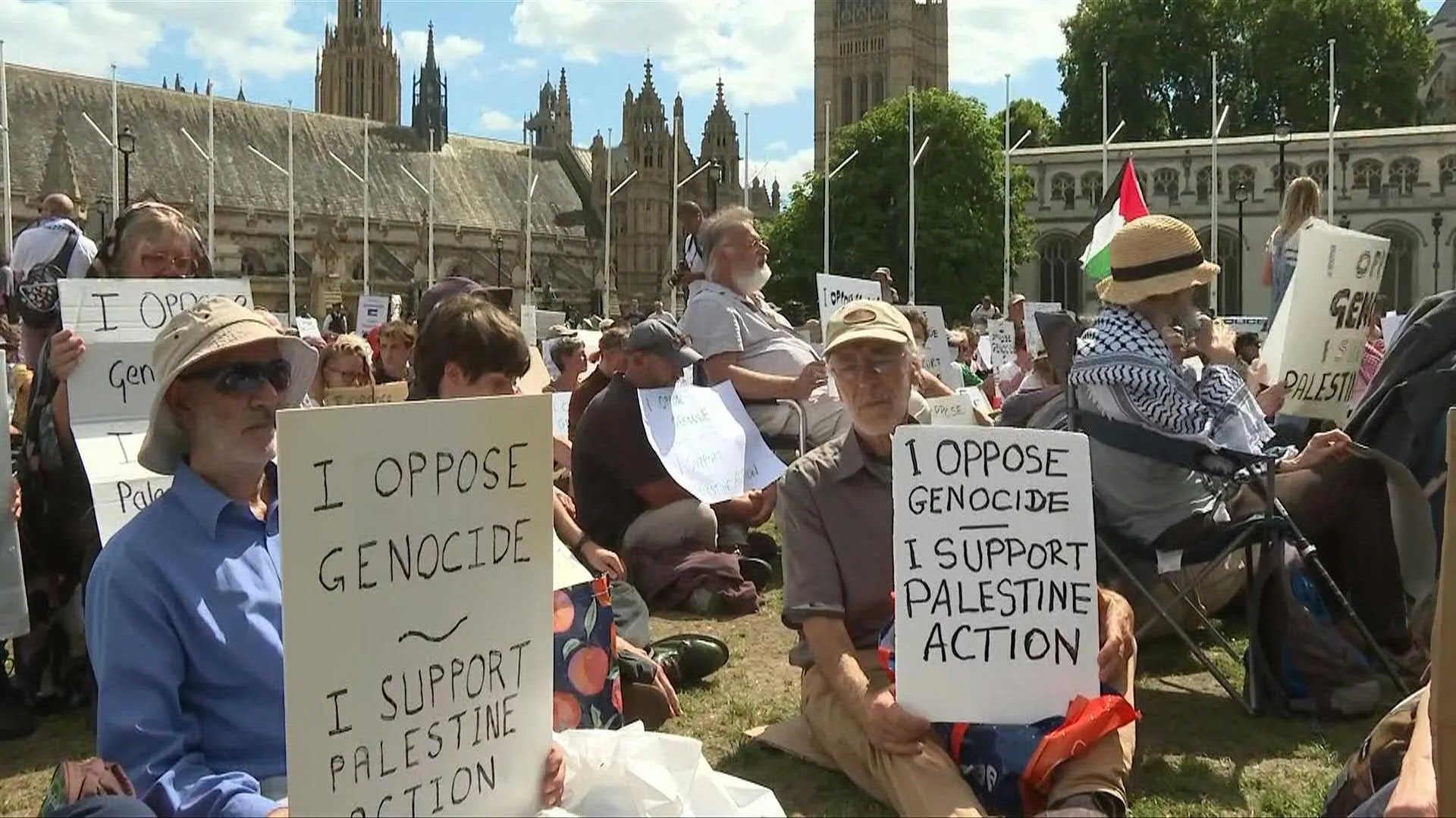 Les manifestants brandissent des pancartes en soutien à Palestine Action dans le centre de Londres