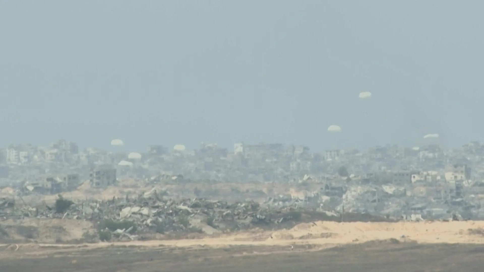 Paracaídas caen durante lanzamiento aéreo sobre el norte de Gaza