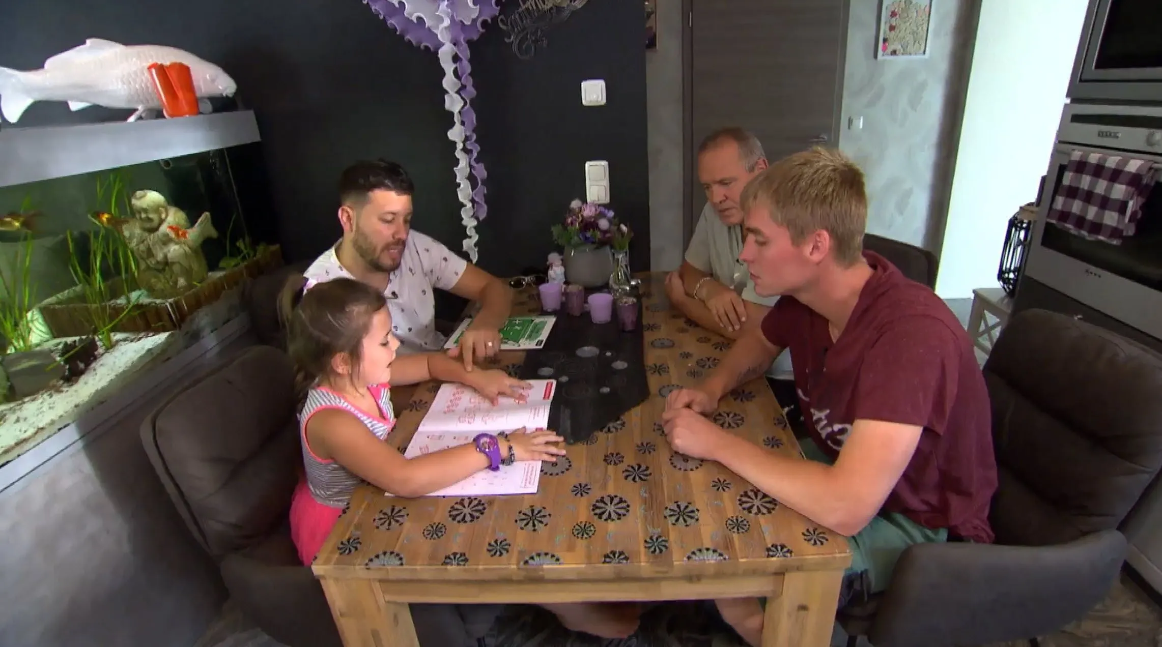 Deleted Scene: Celina-Sophie bekommt Unterstützung bei den Mathe-Hausaufgaben