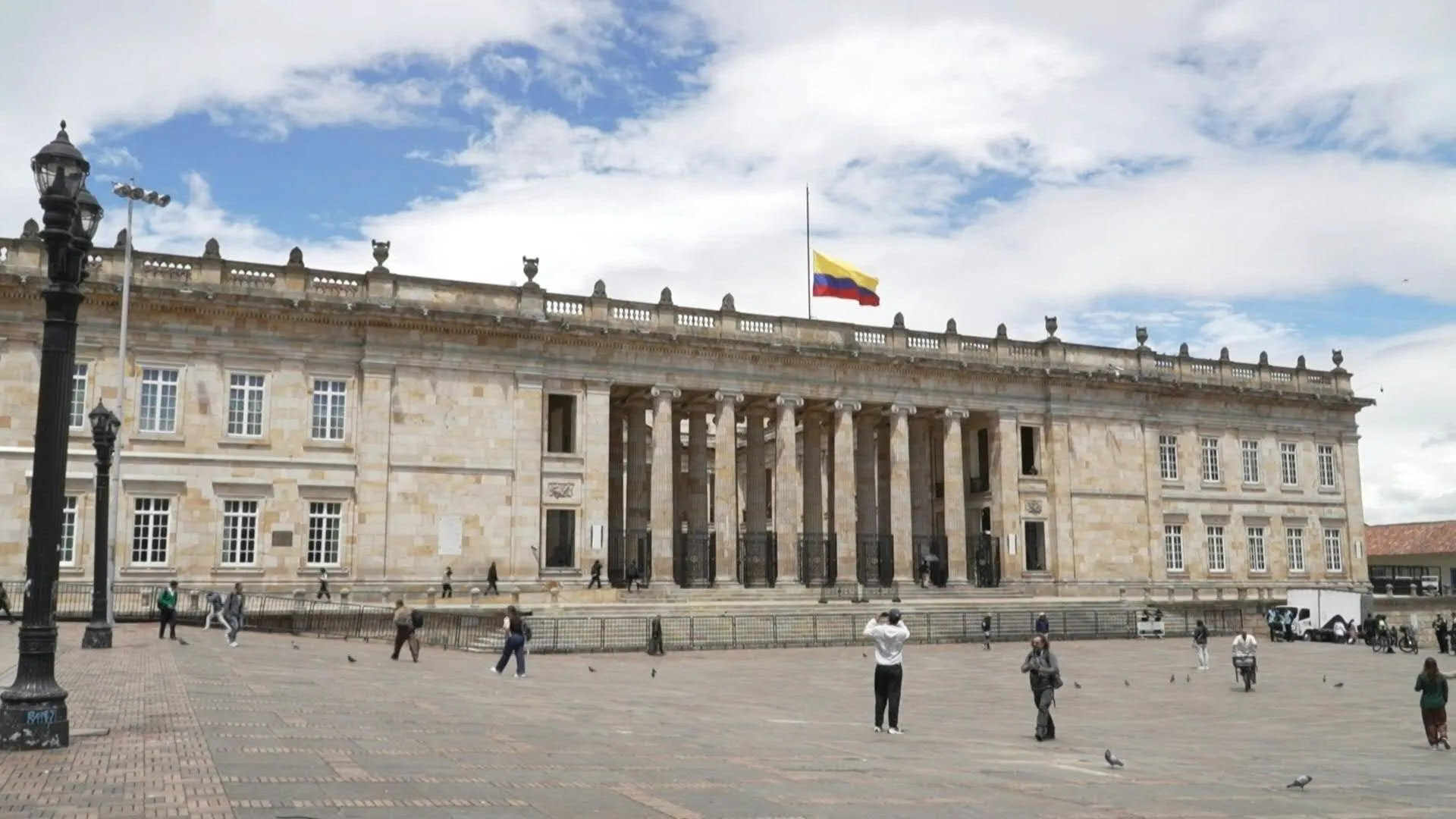 Drapeaux colombiens en berne à Bogota après la mort du candidat à la présidence