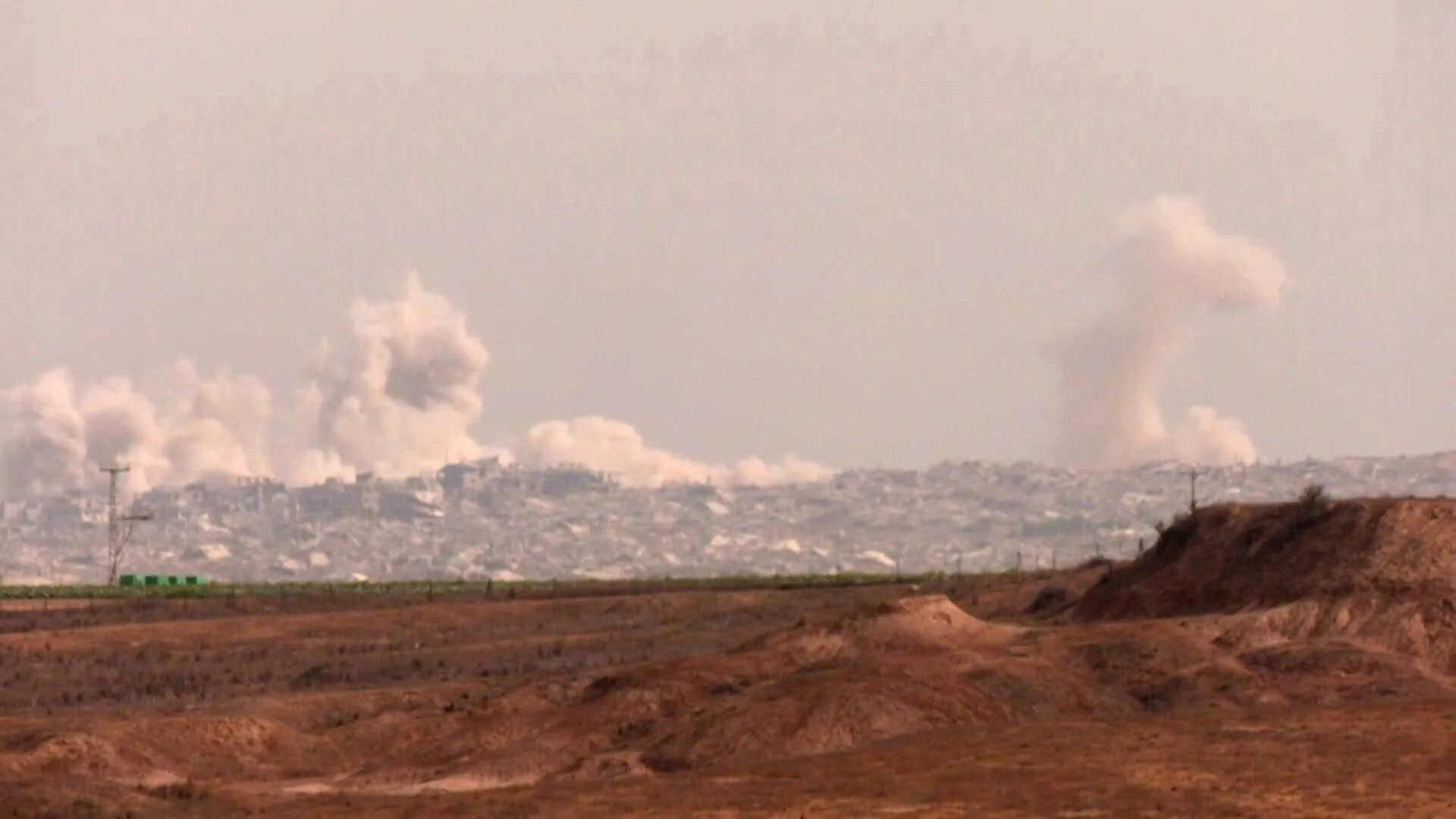 Il fumo si leva dal centro di Gaza in mezzo alle operazioni israeliane in corso