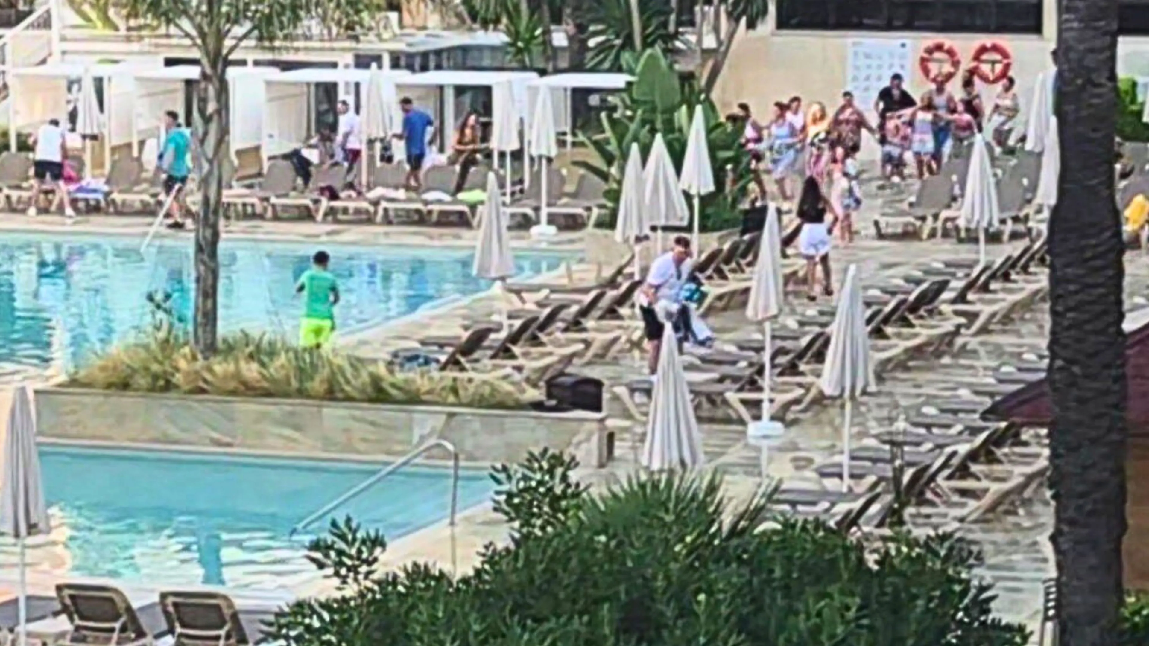 Ansturm auf Sonnenliegen in einem spanischen Urlaubsort