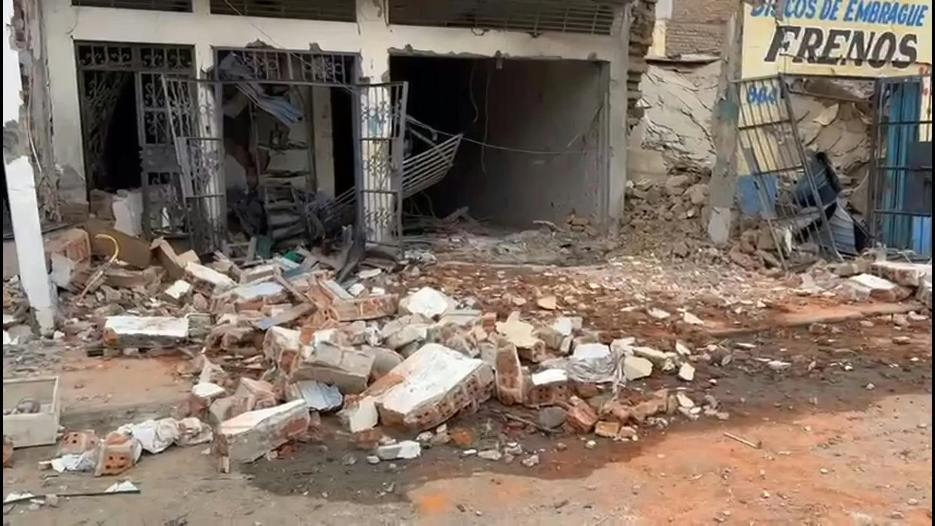 Ten minste drie gewonden, tientallen huizen beschadigd door dynamietaanval in Peru