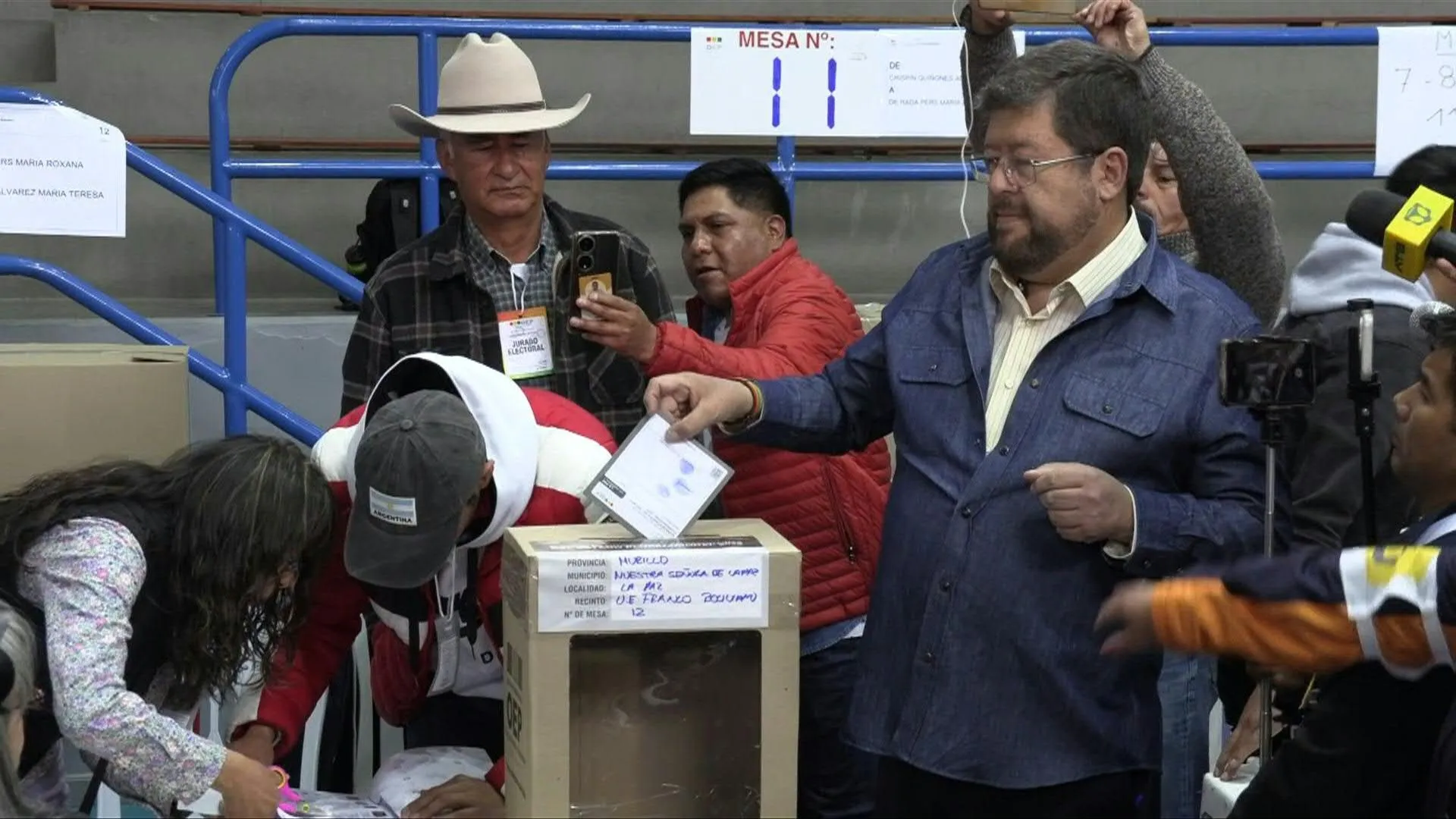 Il candidato presidenziale Samuel Doria Medina vota a La Paz