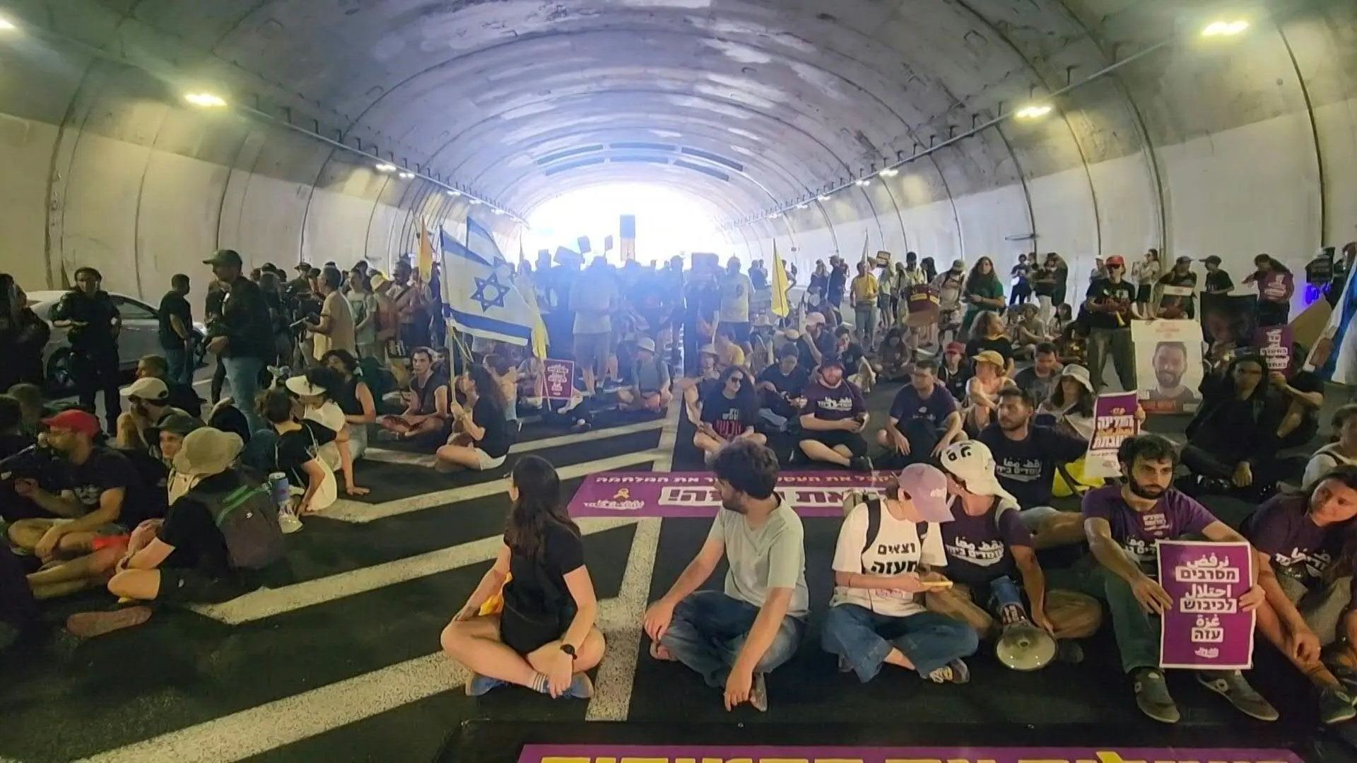 Les manifestants israéliens bloquent les routes de Jérusalem lors d'une manifestation pour la libération des otages