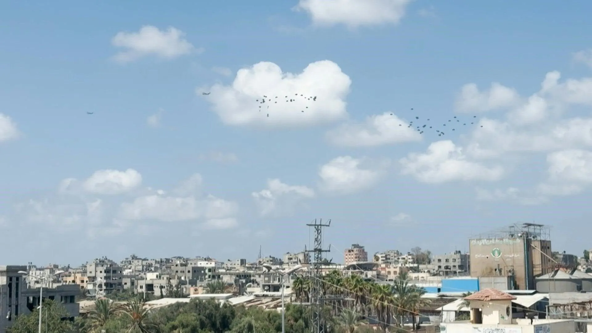 Avião lança ajuda sobre o campo de refugiados de al-Bureij na Faixa de Gaza central