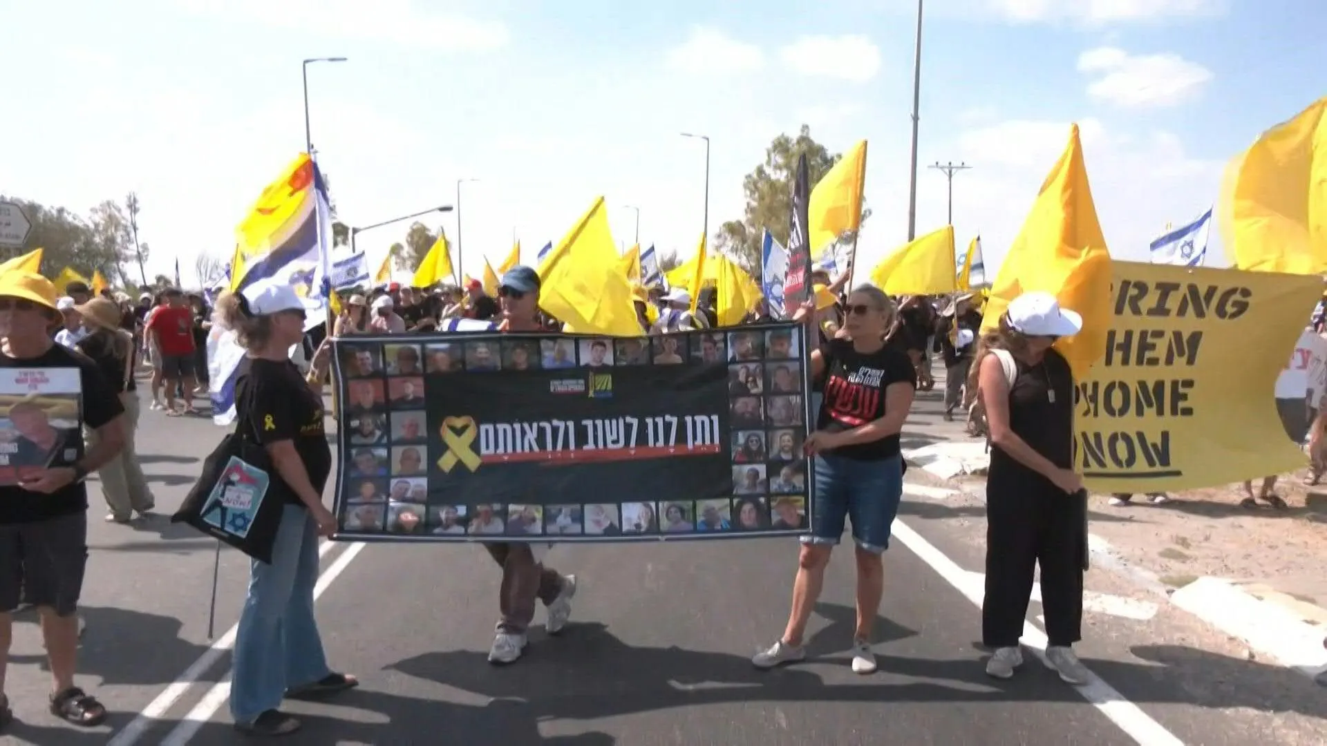 Los israelíes bloquean un cruce en Beeri mientras se manifiestan por la liberación de rehenes de Gaza