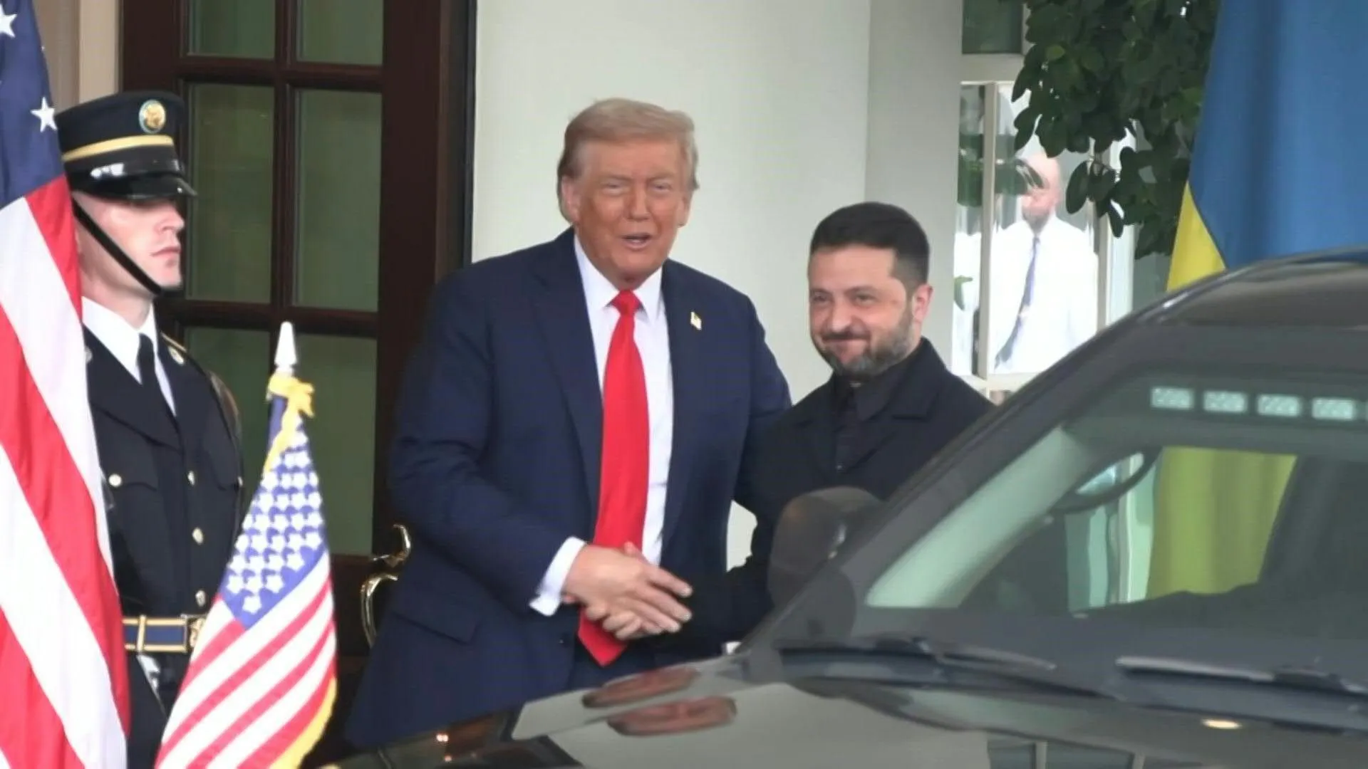 Zelensky saudado por Trump ao chegar à Casa Branca para conversas