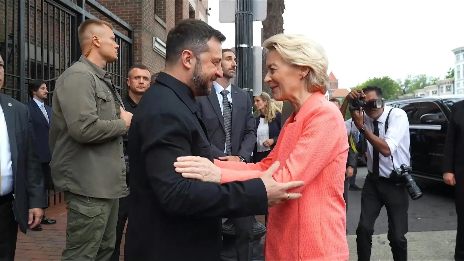 Zelensky dá as boas-vindas aos líderes europeus na embaixada ucraniana antes da reunião com Trump