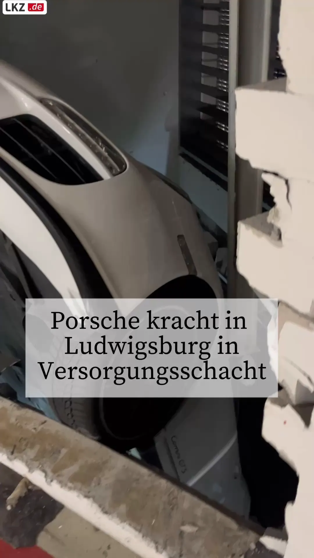 Porsche kracht in Ludwigsburg in Versorgungsschacht