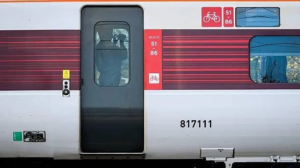 Mann wegen versuchten Mordes nach Zugangriff in Großbritannien angeklagt