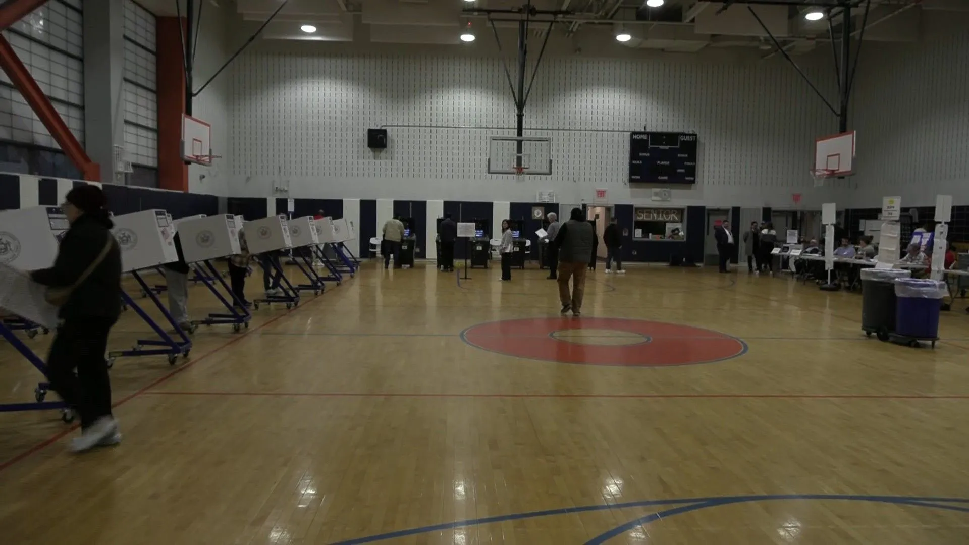 Nova-iorquinos começam a votar para seu novo prefeito à medida que as urnas abrem