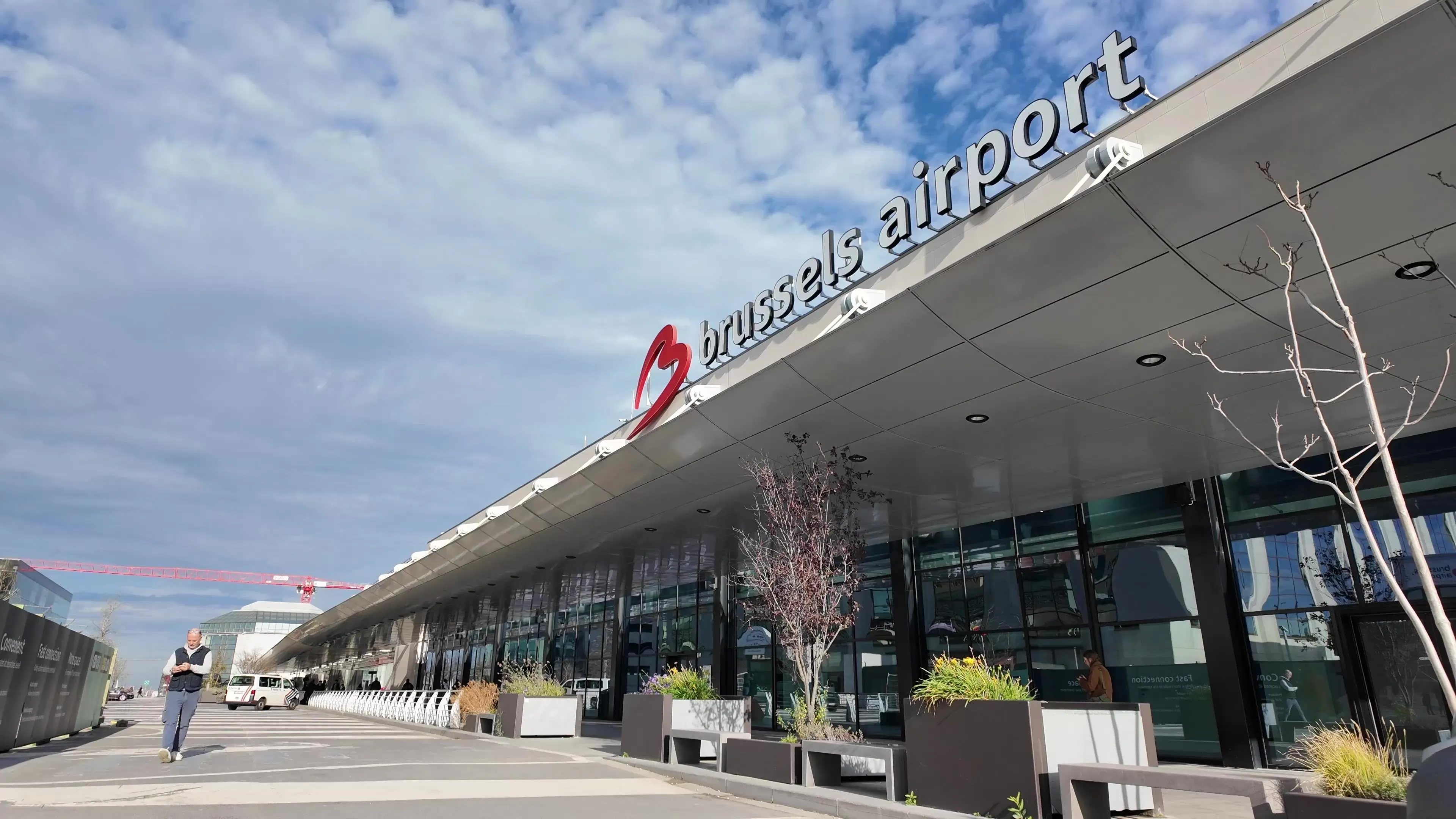 Aeropuerto de Bruselas mayormente de vuelta a la normalidad después de avistamientos de drones que detuvieron los vuelos durante la noche