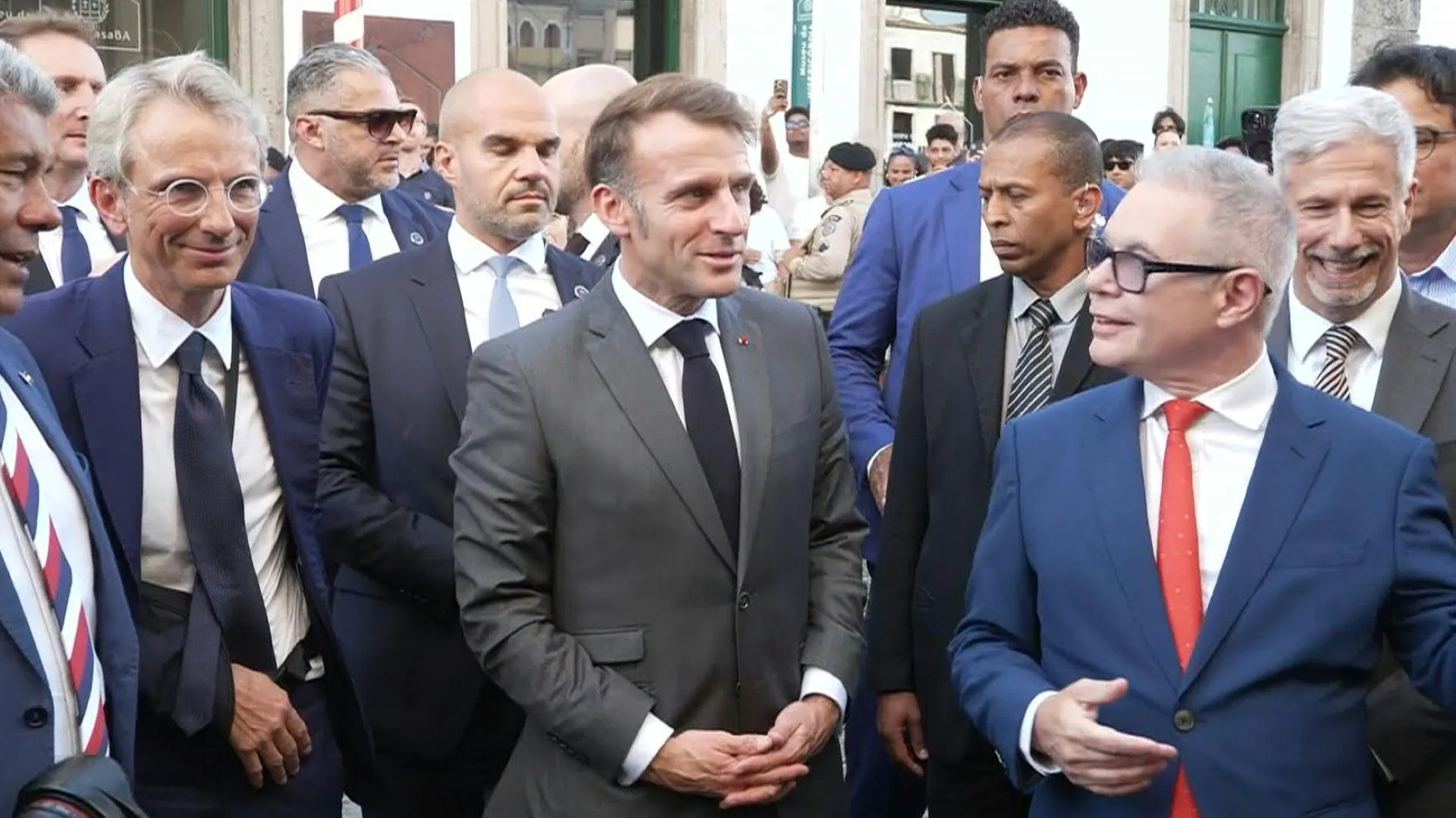 Французский Макрон прибывает в галерею Пьера Фатумби Вержера в бразильском городе Салвадор