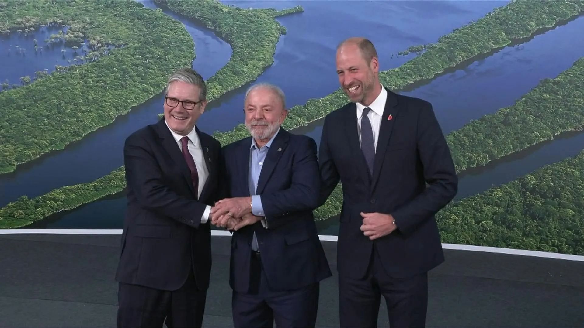 Lula z Brazylii prowadzi trójstronne spotkanie z premierem Wielkiej Brytanii Starmerem i księciem Williamem w Belem