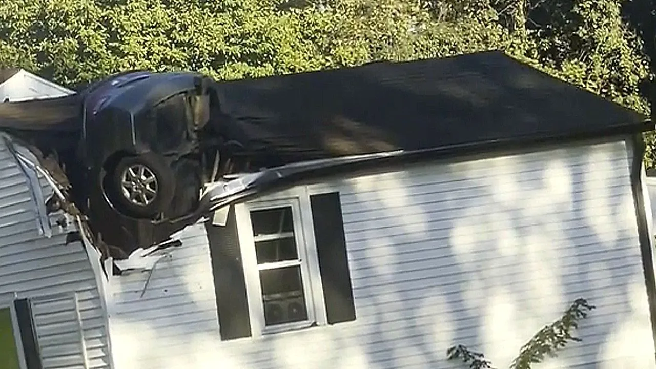 Auto in qualche modo è precipitata verticalmente attraverso il tetto di una casa del Tennessee