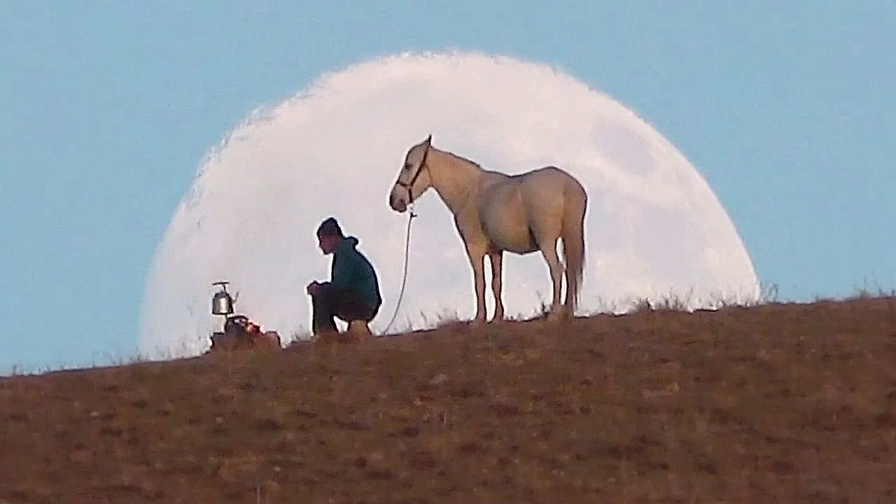 Полнолуние создает потрясающий вид на востоке Турции
