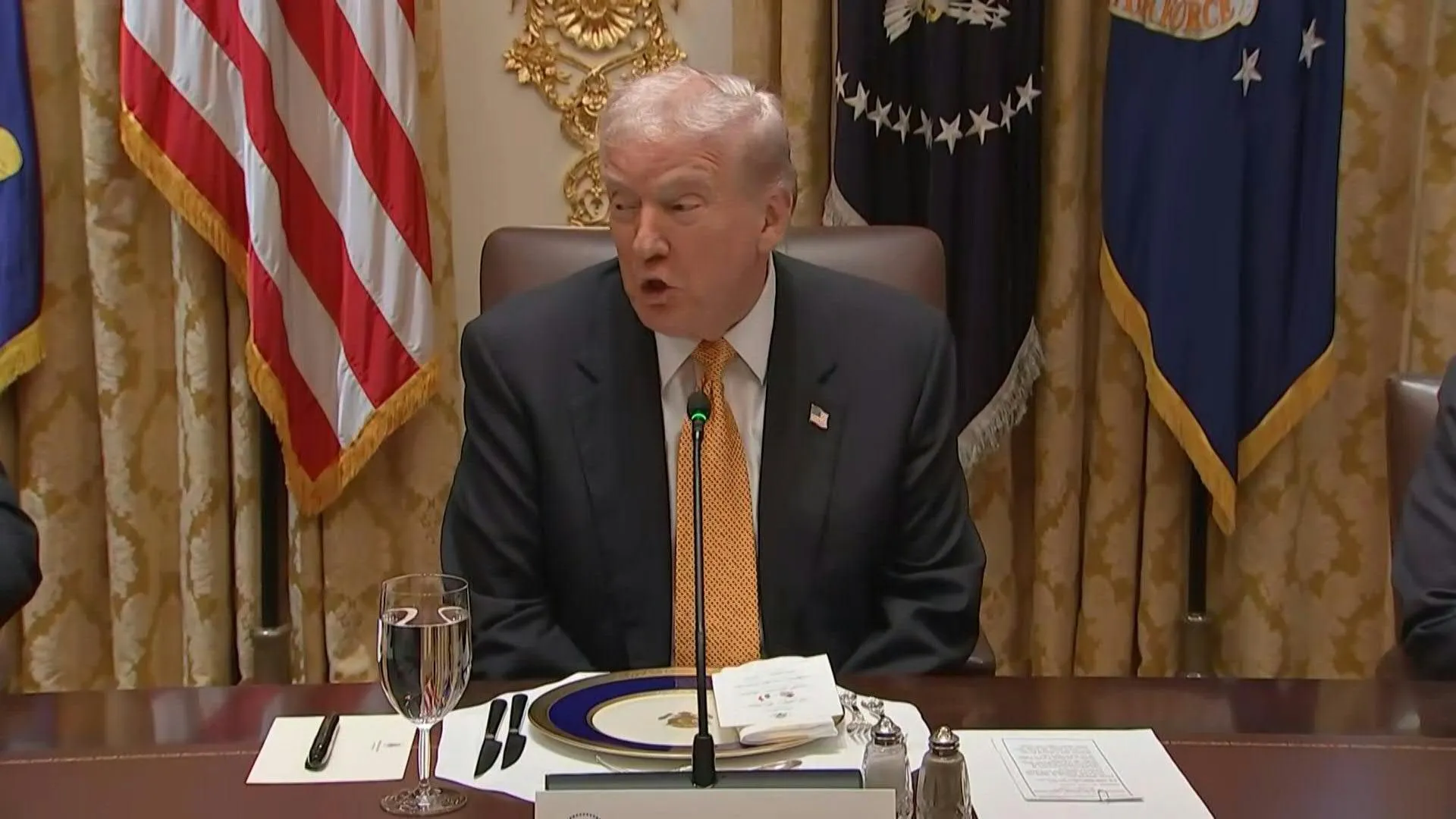 Trump dice che l'UE dovrebbe rispettare il leader di destra ungherese Orban