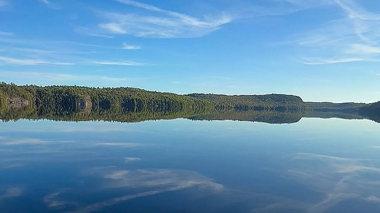 Rustig meer in Canada creëert spiegelachtige reflectie