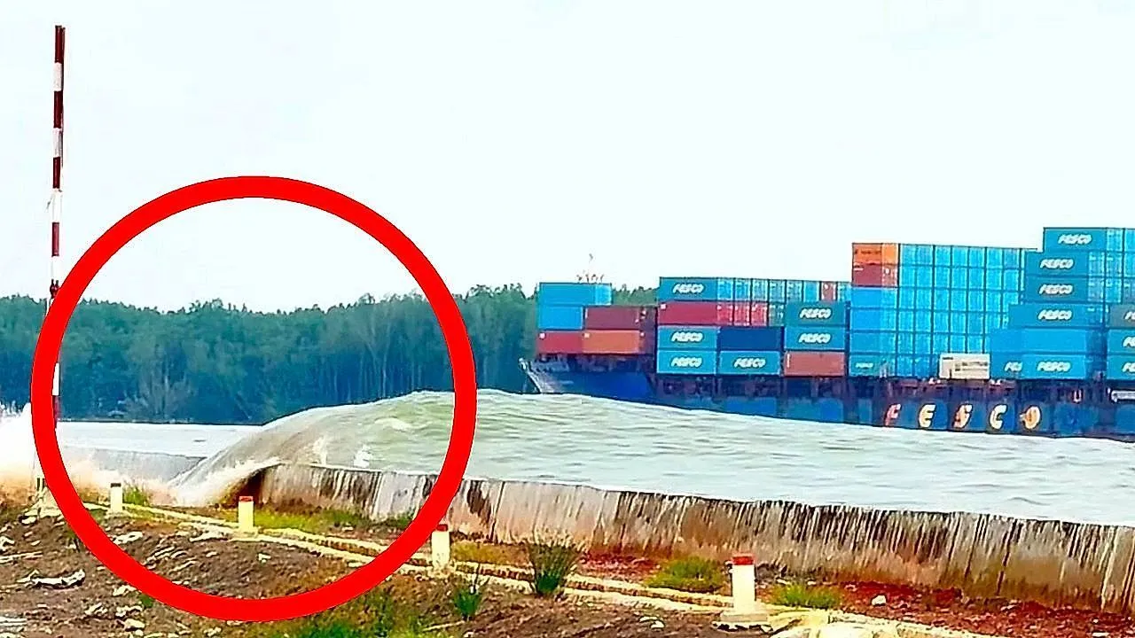 Des vagues massives inondent la rive alors que des cargos passent