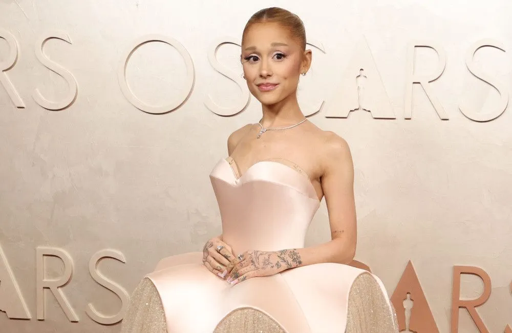 Ariana Grande in trattative per il debutto nel West End di Londra nel 2026