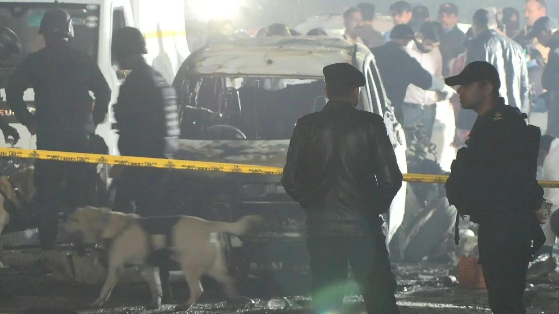 Polícia no local de uma explosão de carro perto do Forte Vermelho na capital da Índia