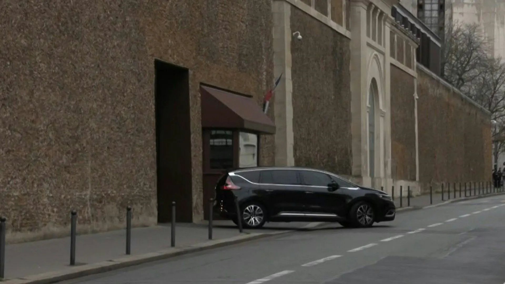 O ex-presidente Nicolas Sarkozy deixa a prisão de La Santé