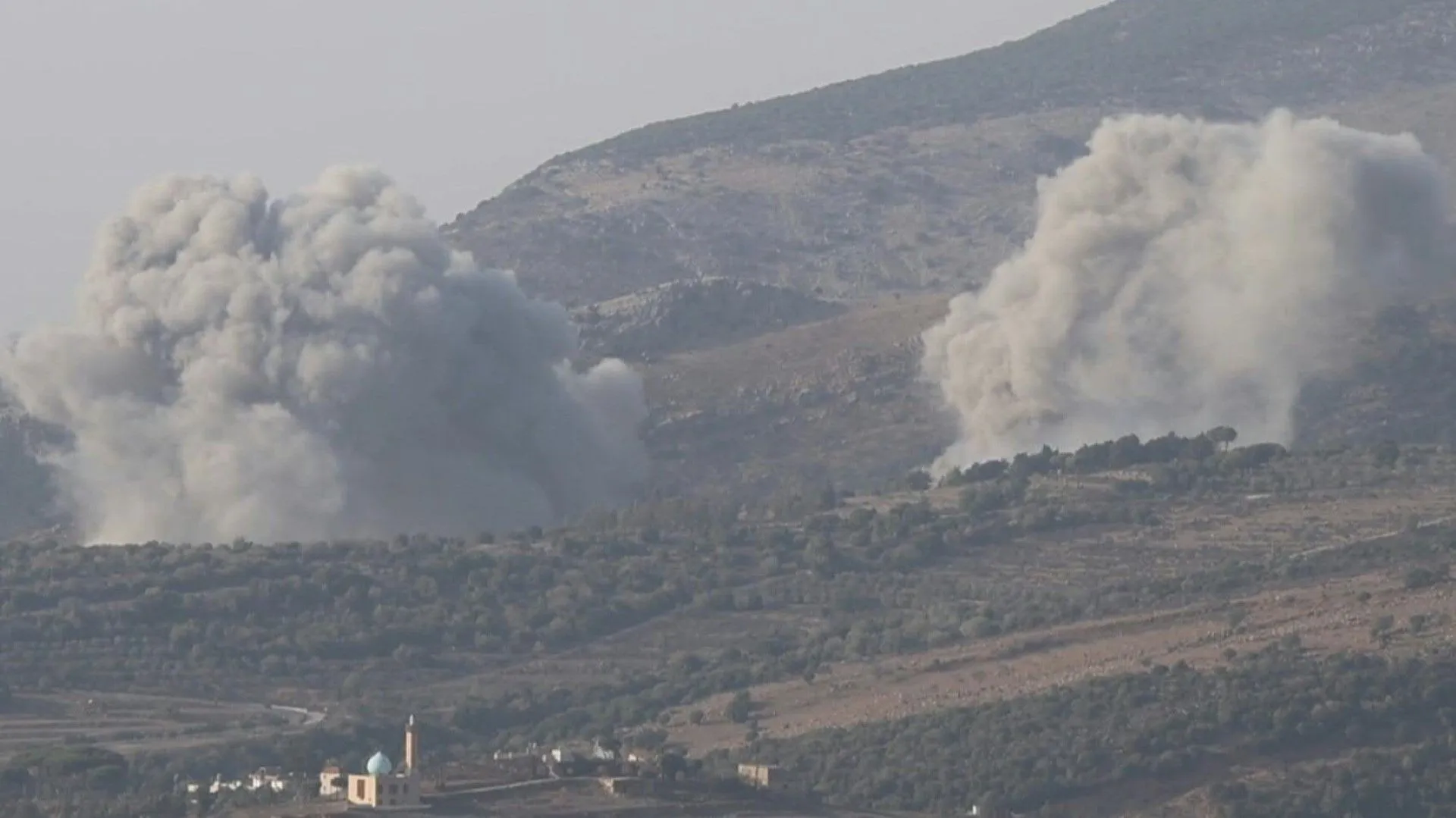 Дым валился после израильских ударов по южному Ливану в Катрани