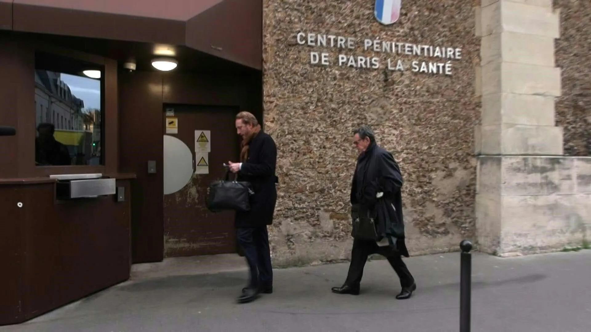 Адвокаты прибывают в тюрьму Ла Санте, поскольку Саркози просит о выпуске