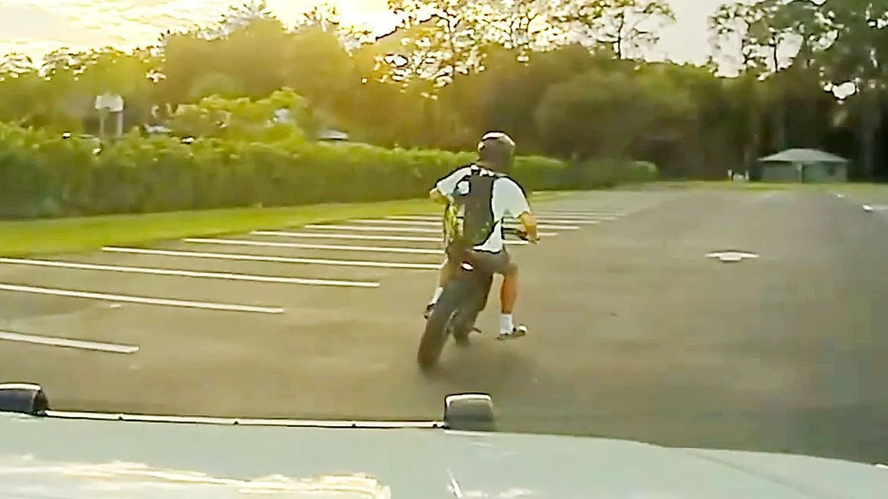 Adolescente de Florida conduce a la policía en peligrosa persecución en moto de alta velocidad a través del tráfico