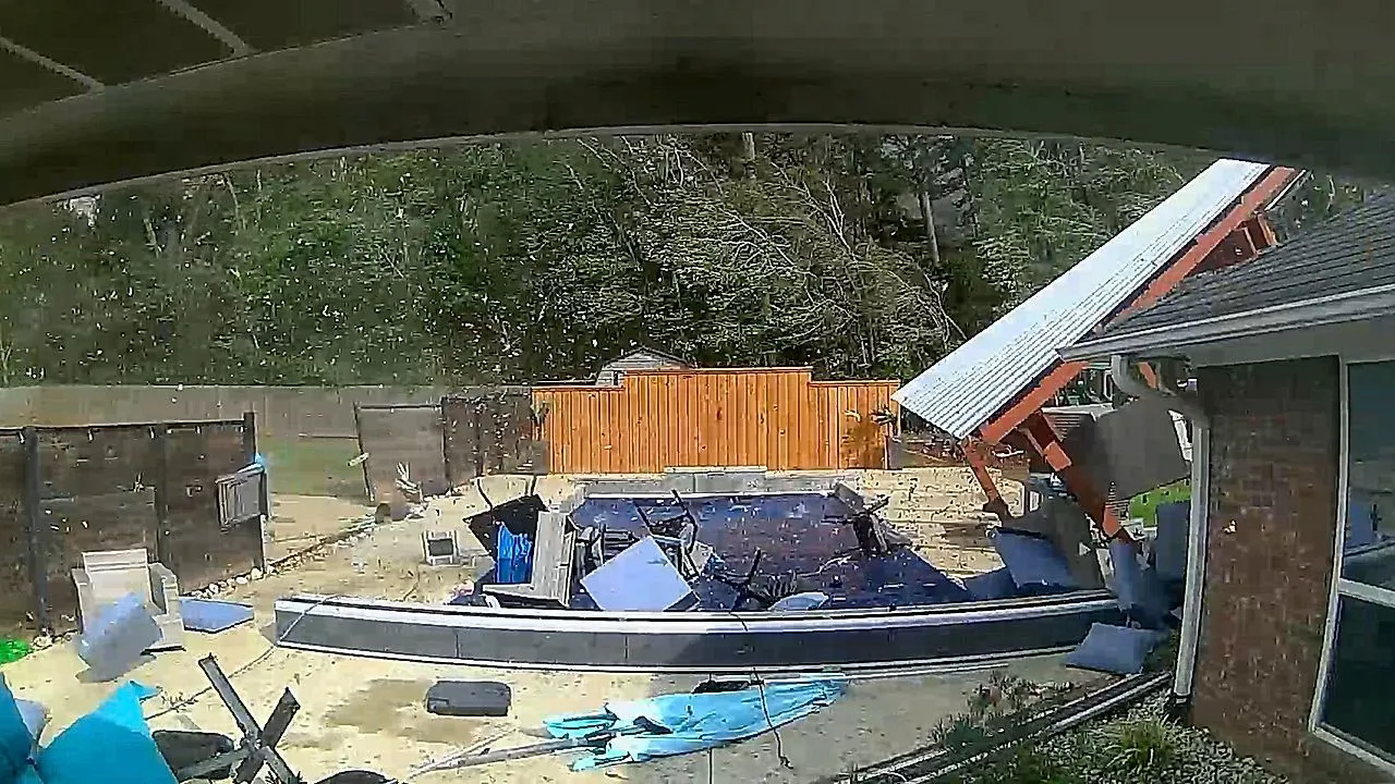 Tornado arrasa con el patio trasero en Texas