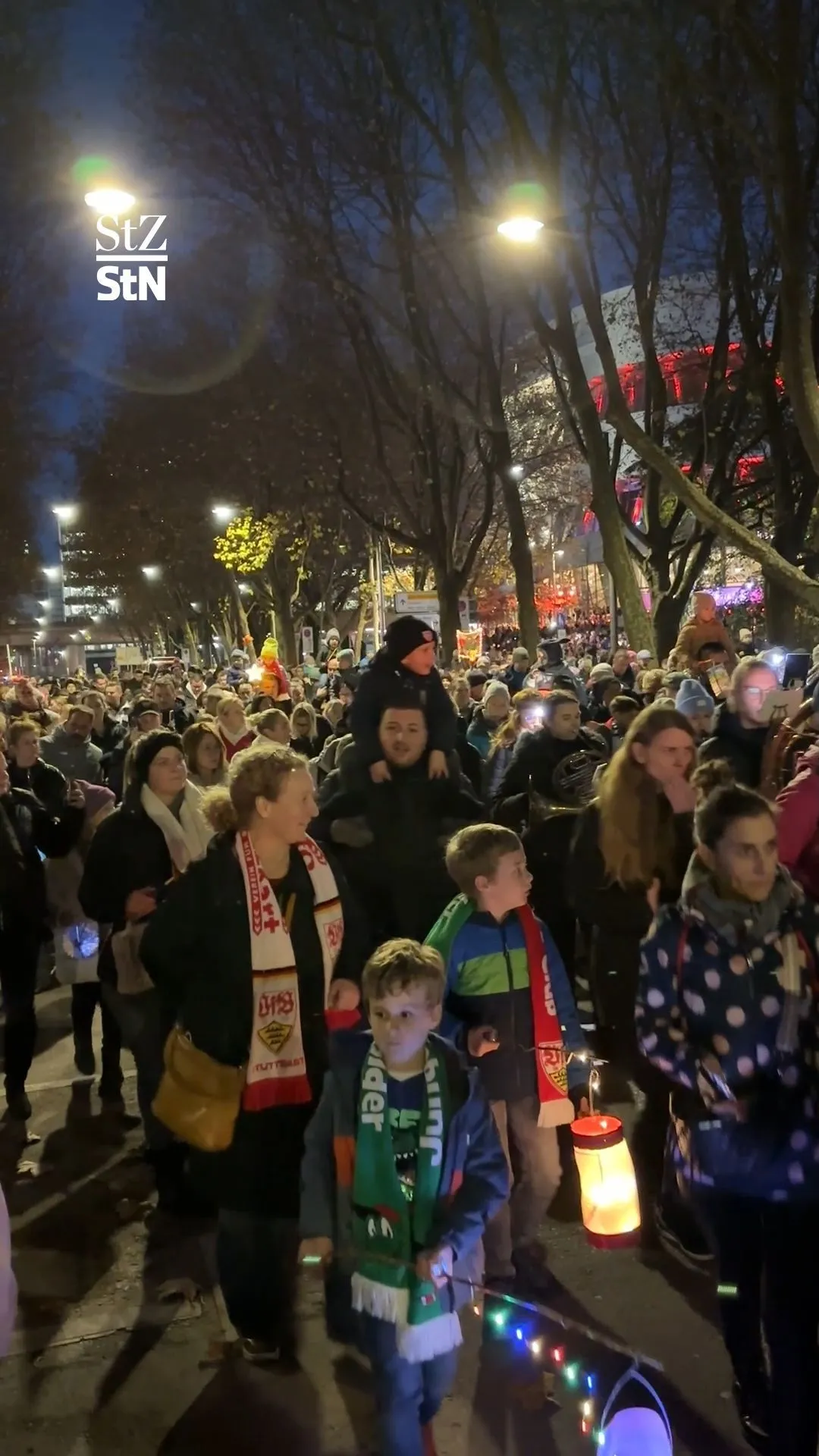 Tausende bei Stuttgarts größtem Laternenumzug