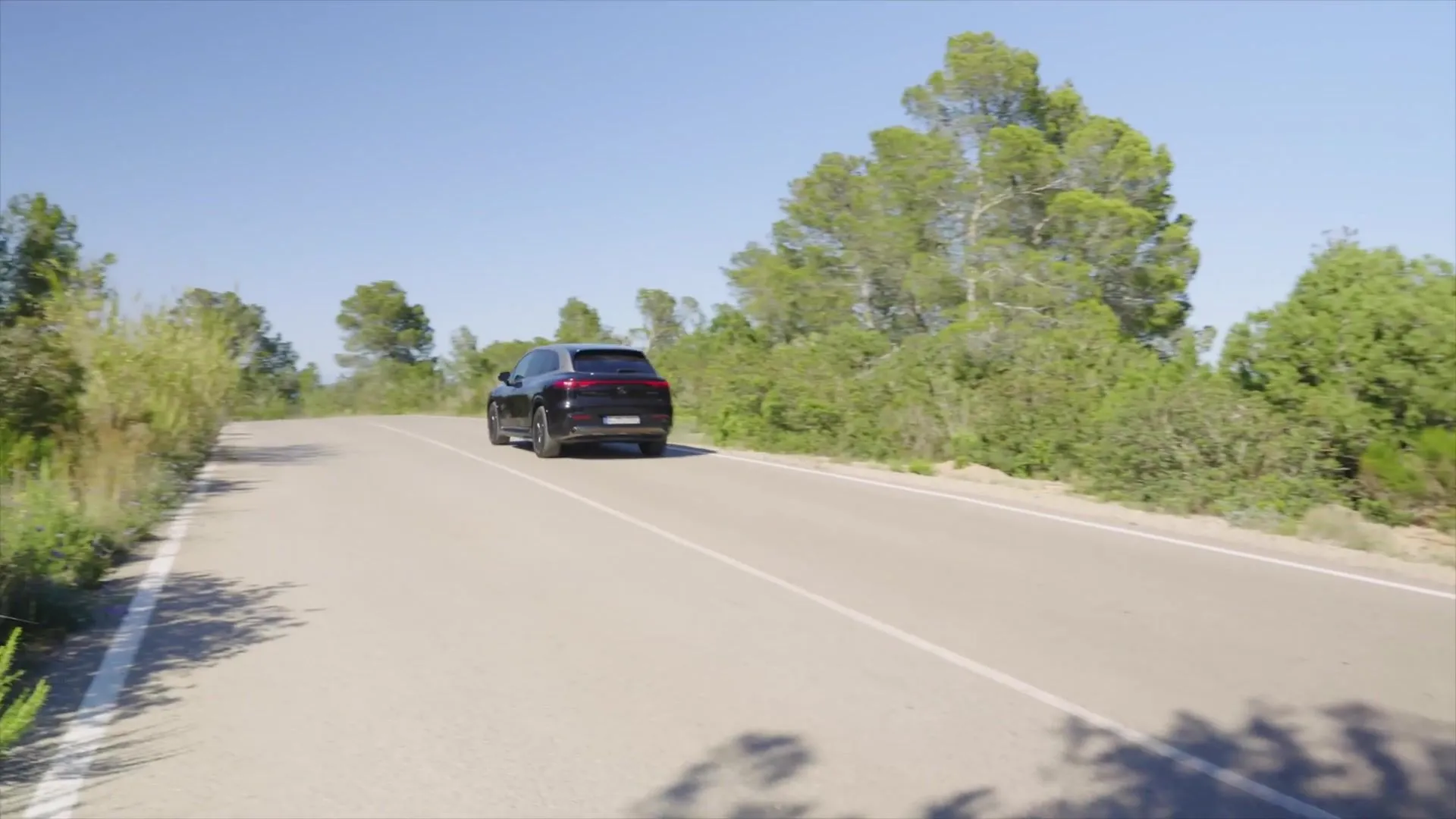 Mercedes-Maybach EQS 680 SUV met Maybach Night Series Design Package - Rijvideo