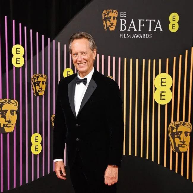 Richard E. Grant is blij met het reizen alleen