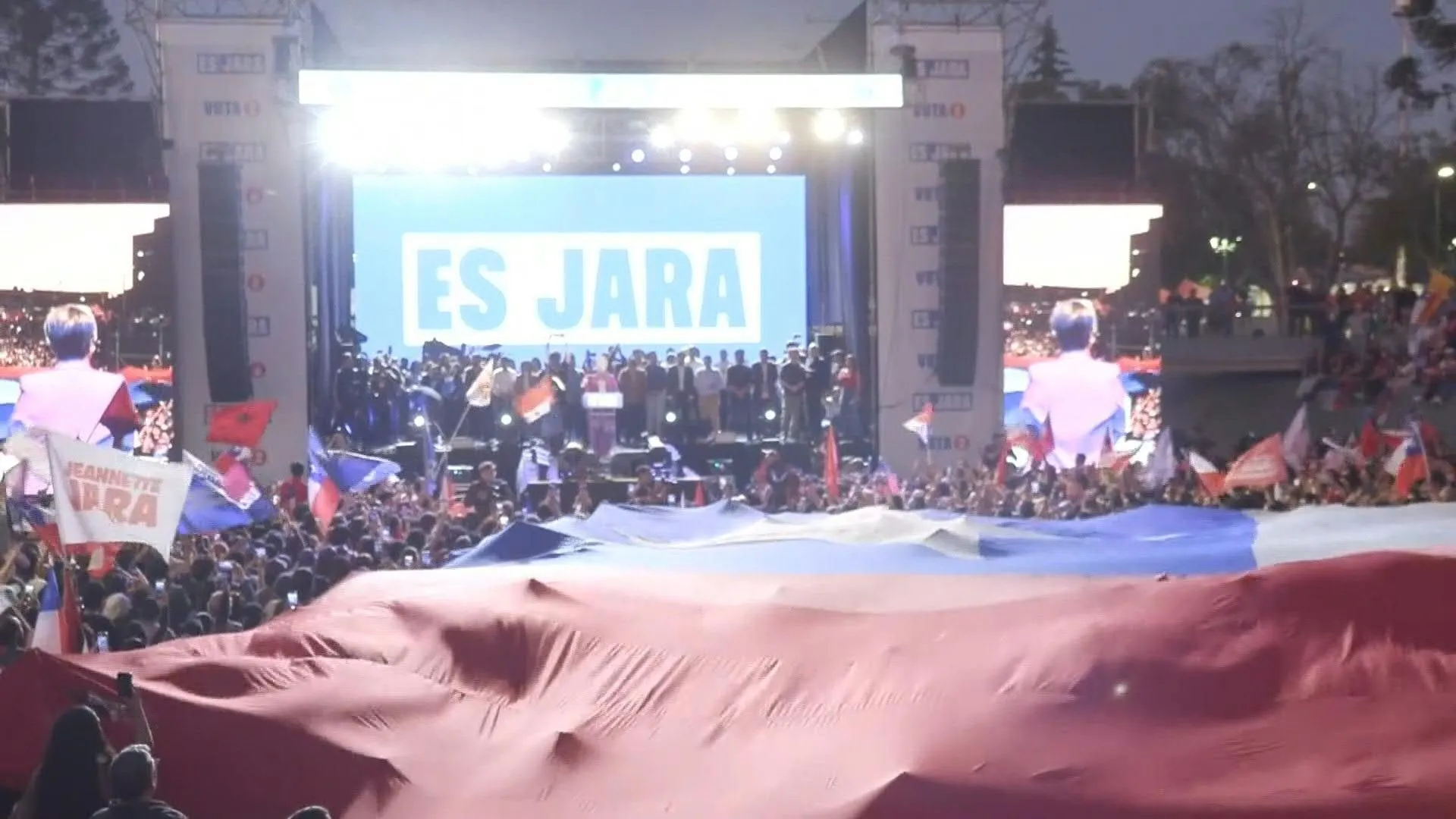 Jeannette Jara closes her presidential campaign in Santiago