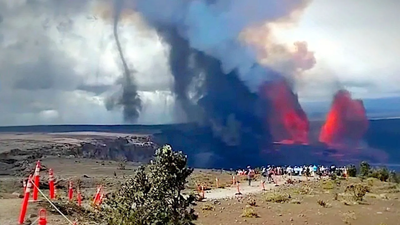 Raro 'volnado' gira cerca del volcán Kīlauea mientras la lava explota hacia el cielo