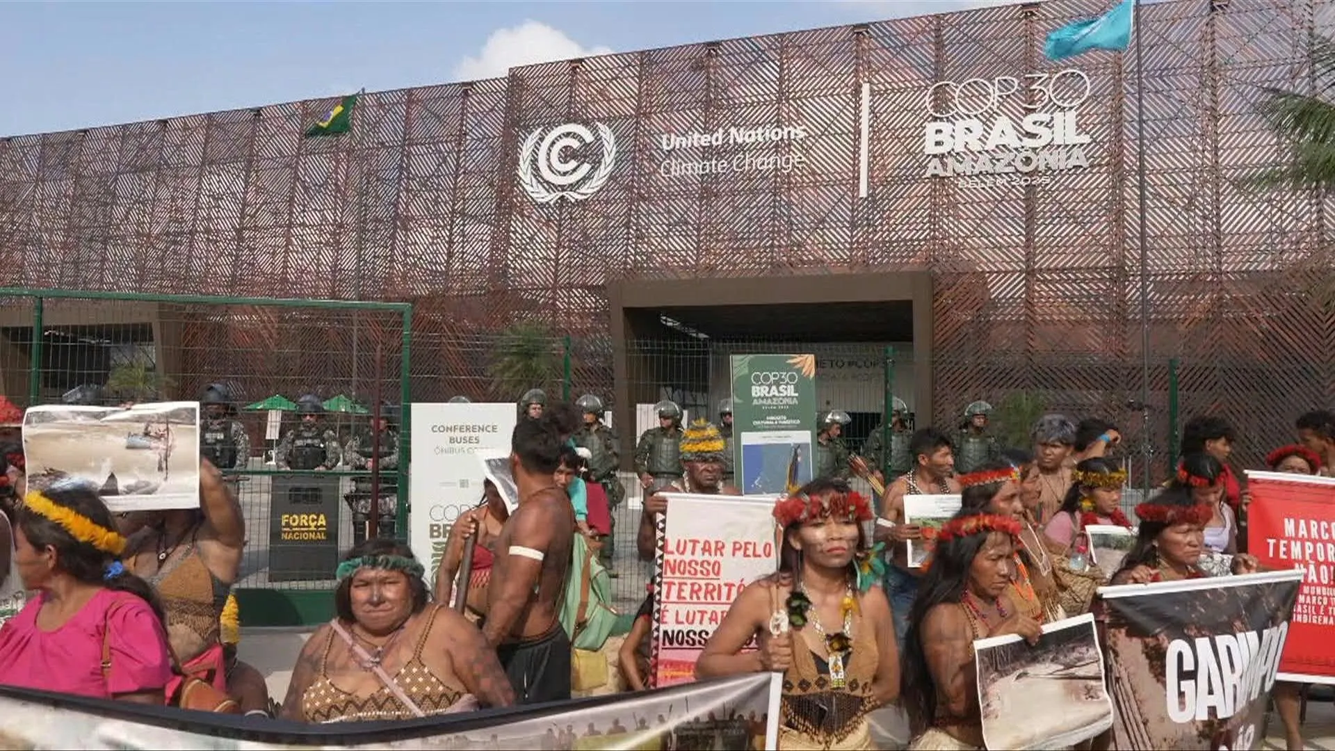 Индейцы-протестующие блокируют вход на саммит ООН по климату COP30 в Бразилии