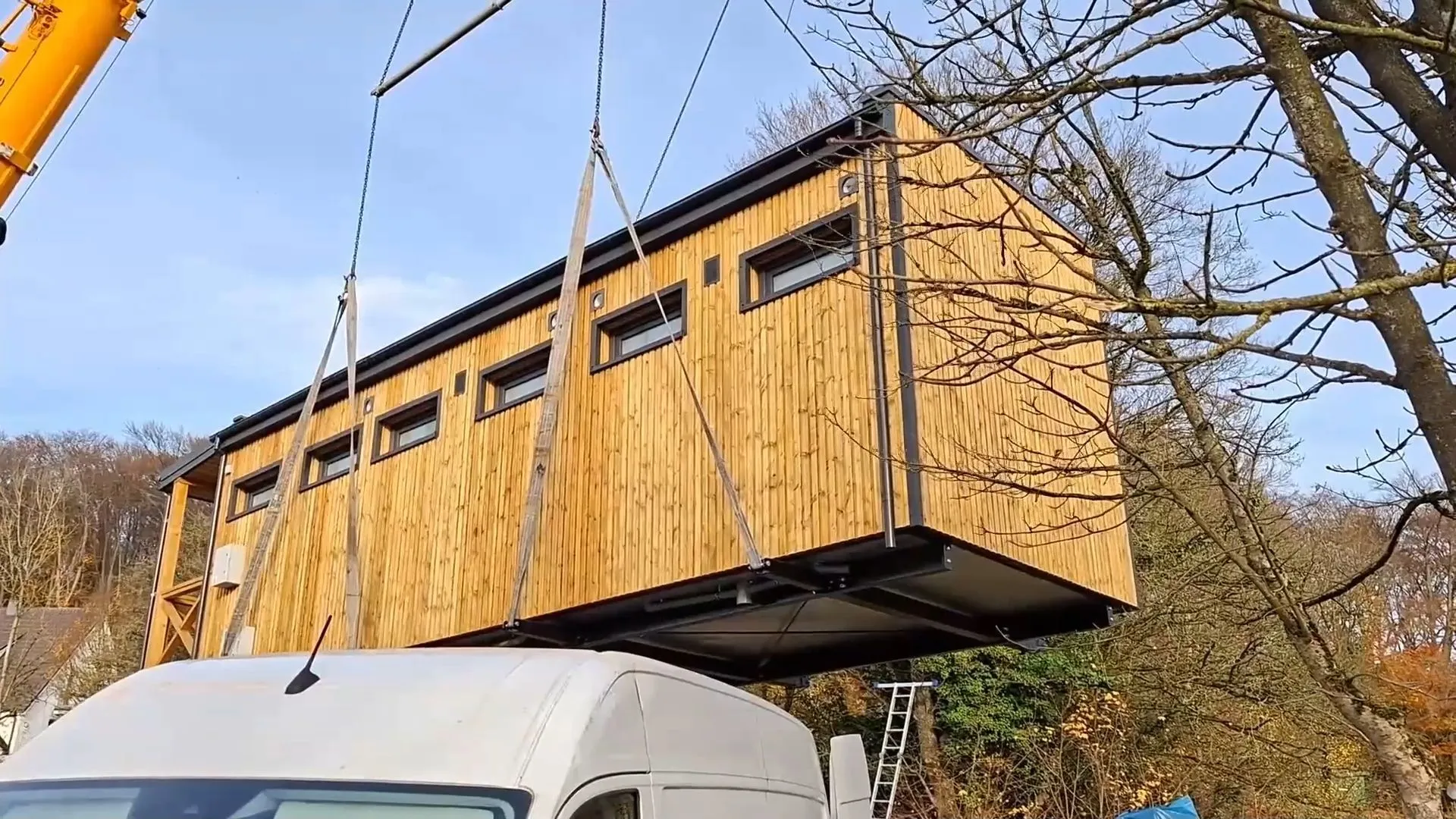 Tonnenschweres Modul sorgt für Kraneinsatz am Waldstellplatz Lienen