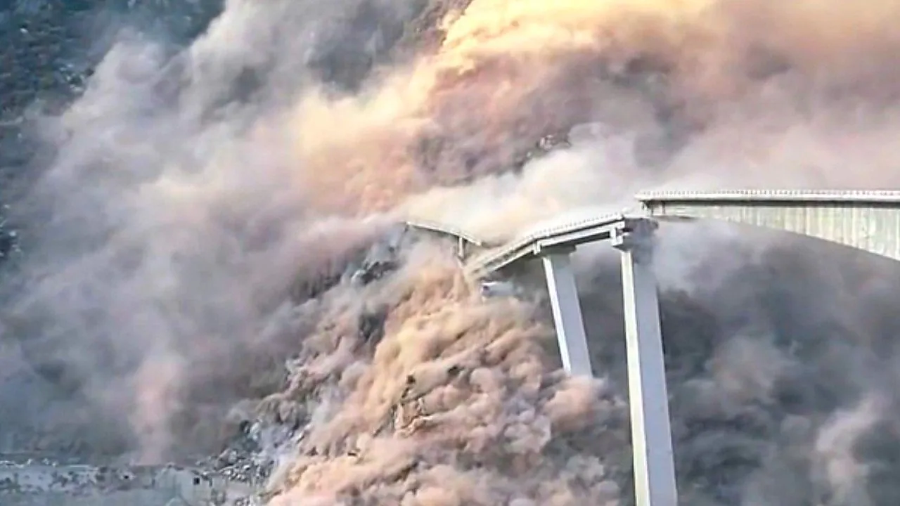 Deslizamiento de tierra derriba sección del puente Hongqi en China