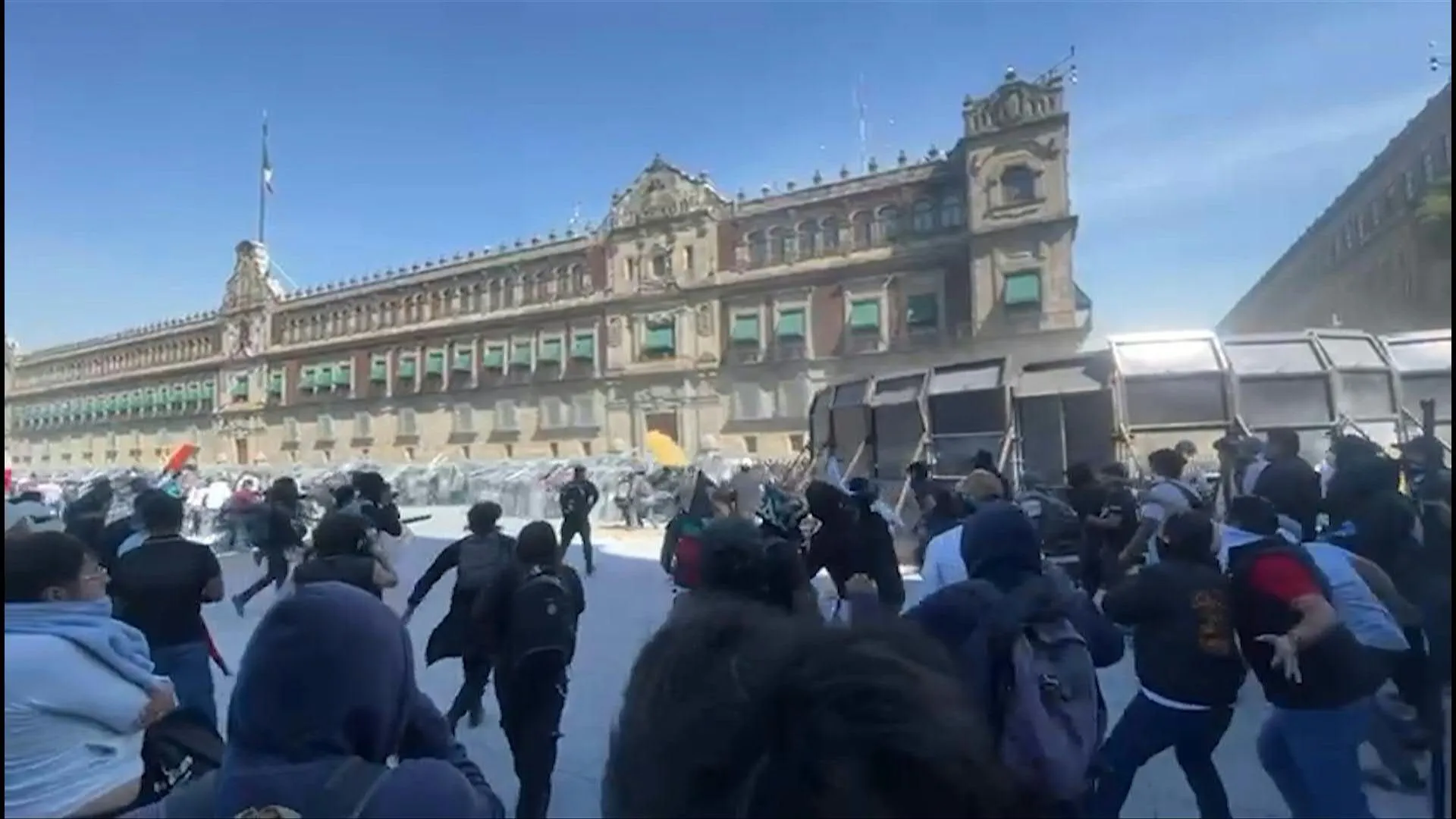 Protestujący rzucają kamieniami w policję podczas marszu Gen Z przeciwko prezydent Sheinbaum