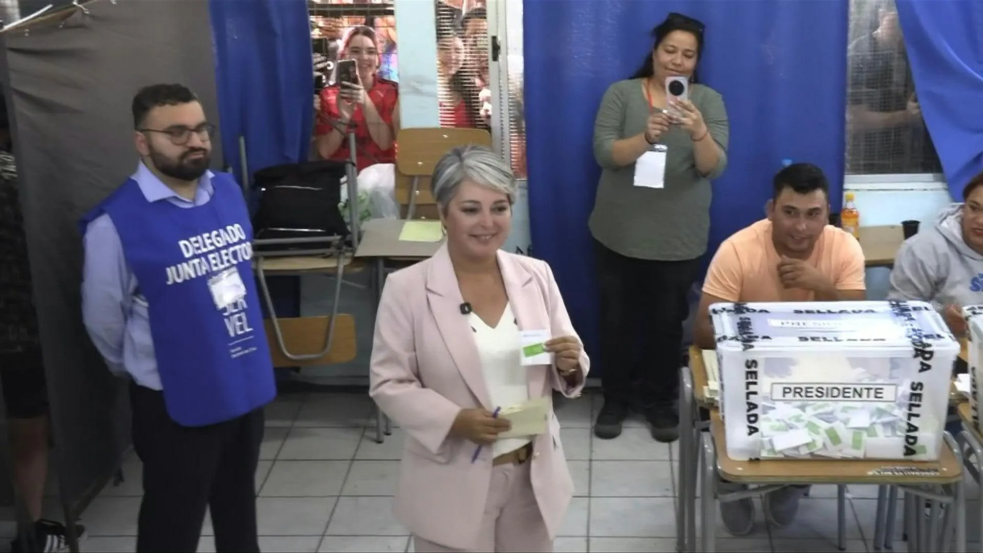 A principal candidata de esquerda Jeannette Jara vota na eleição geral do Chile