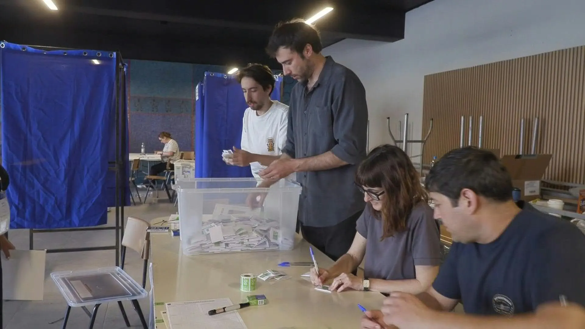 Chile general election first round: Polls close and vote count begins