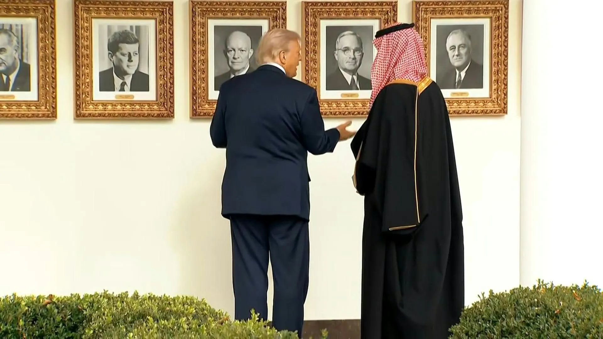 Trump e il principe ereditario saudita visitano i ritratti presidenziali alla Casa Bianca