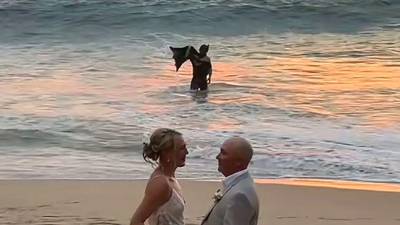Batman si schianta matrimonio sulla spiaggia del Messico