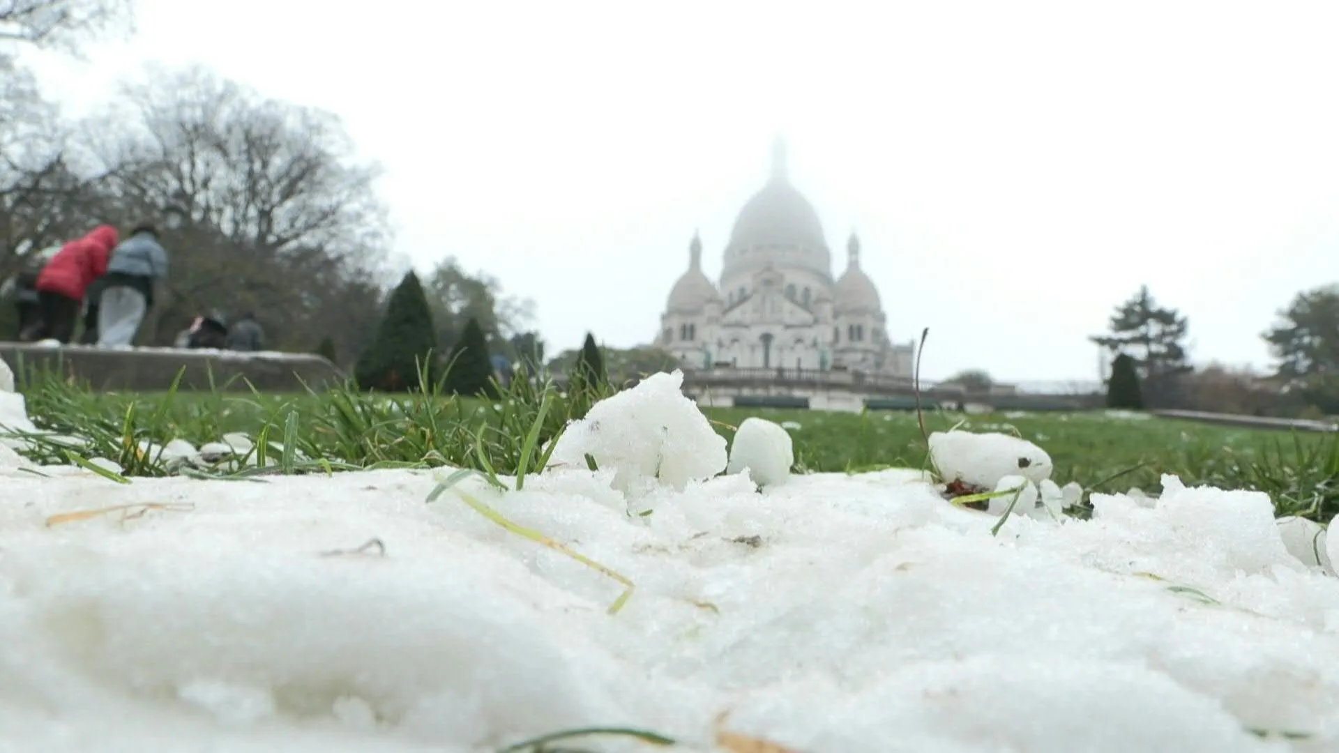 Snow begins to melt in Paris after overnight wintry spell