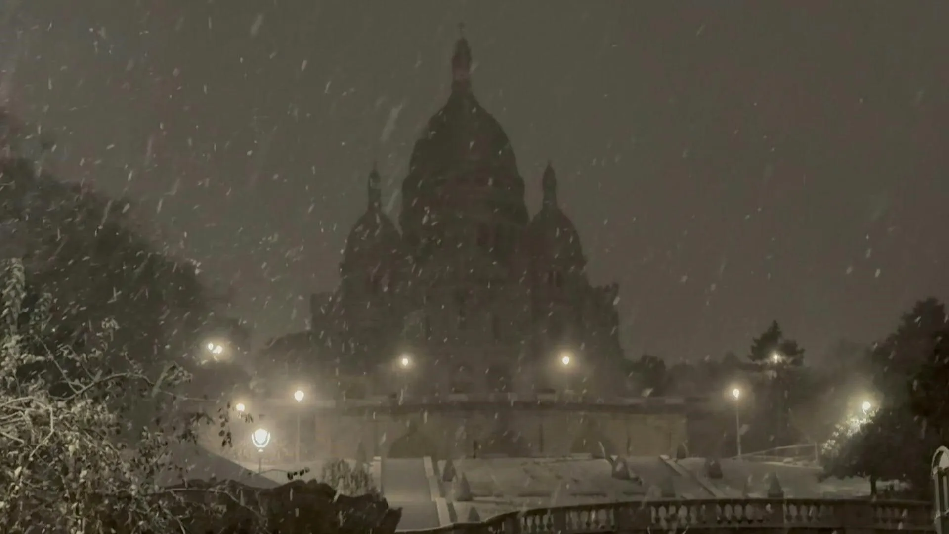 Snowfall hits Paris, turning Montmartre into impromptu playground