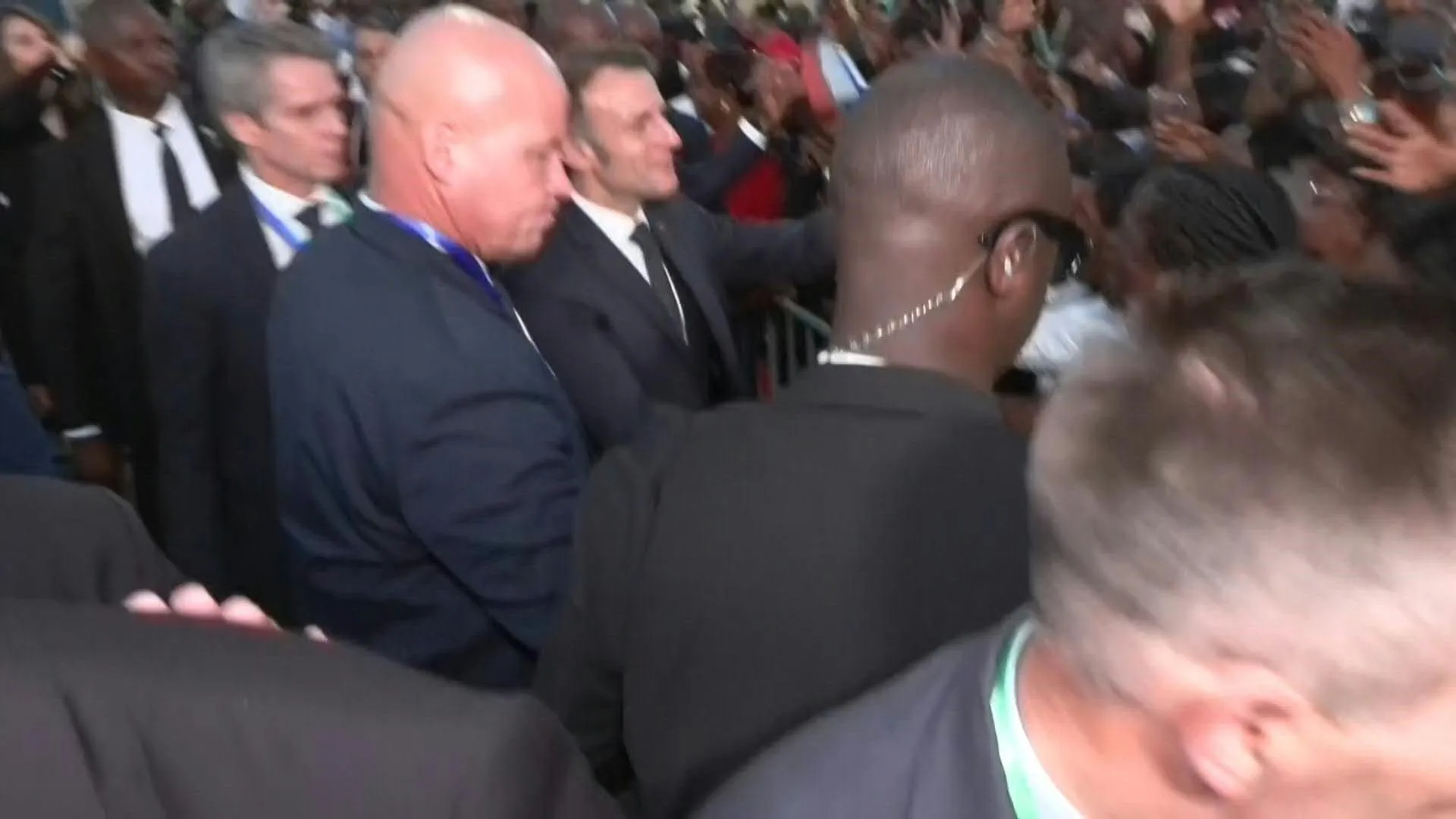 Emmanuel Macron saluta la folla al suo arrivo in Gabon