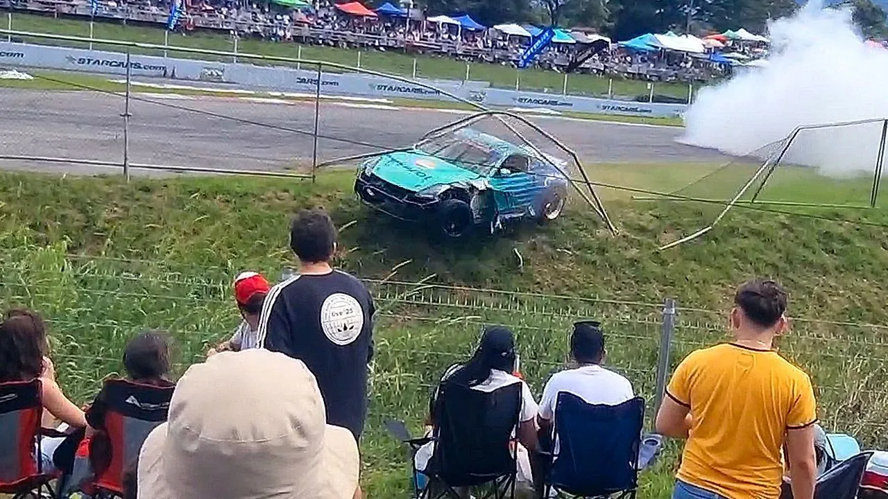 Le conducteur percute un profond fossé lors d'un événement pour les passionnés de voitures au Costa Rica